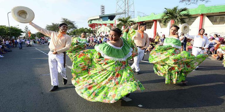 Desfile del Día de la Independencia, Portoviejo. Manabi, Costa. Ecuador